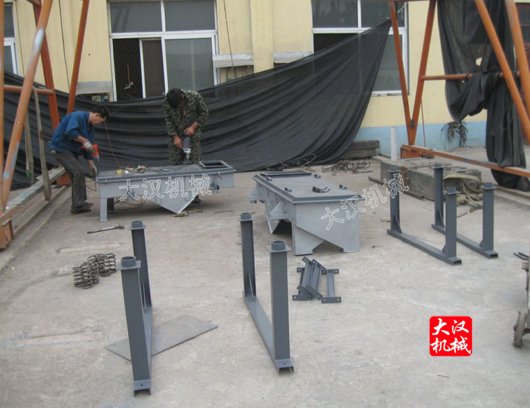 橡膠粉直線(xiàn)振動(dòng)篩